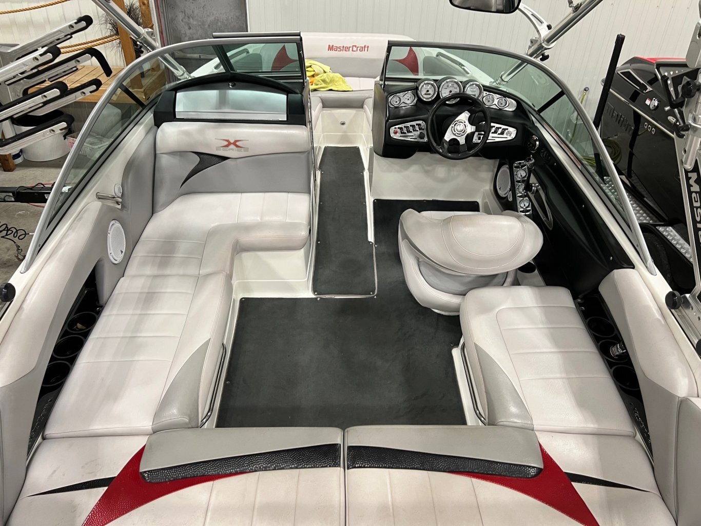 Bateau Mastercraft X2 2007 Rouge & Noir Moteur MCX 350hp avec 246 heures Complètement Équipé pour le Wakesurf, Toile Neuve!