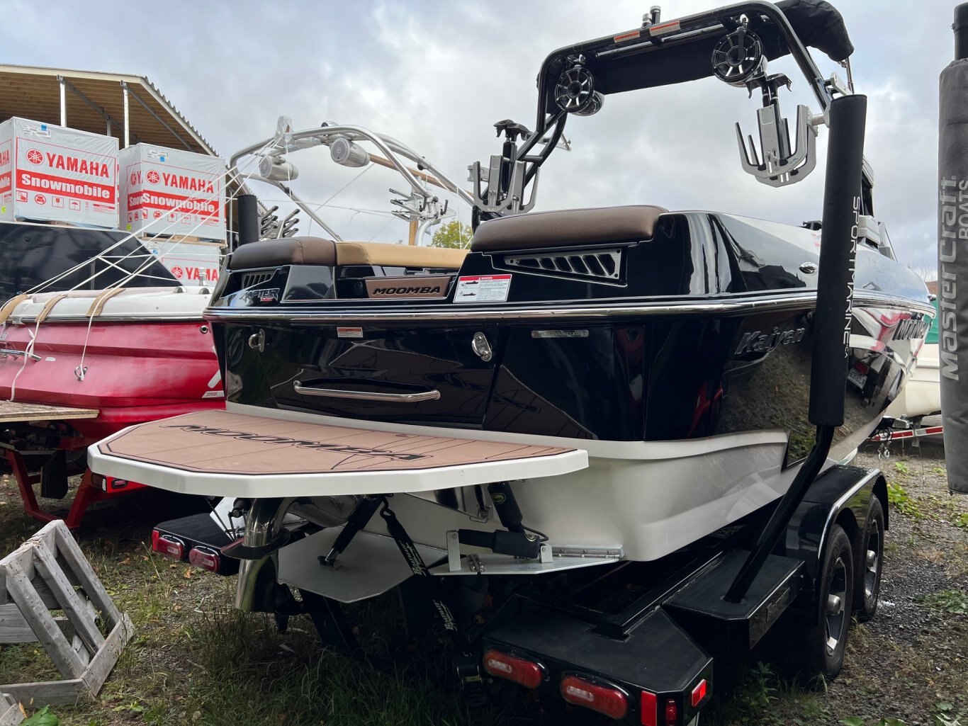 Bateau Moomba Kaiyen 2021 Bleu & Noir Moteur Indmar Raptor 6.2 avec 185 Heures Complètement Équipé pour le Wakesurf en Super Condition!