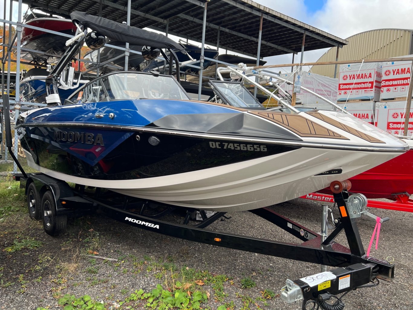 Bateau Moomba Kaiyen 2021 Bleu & Noir Moteur Indmar Raptor 6.2 avec 185 Heures Complètement Équipé pour le Wakesurf en Super Condition!