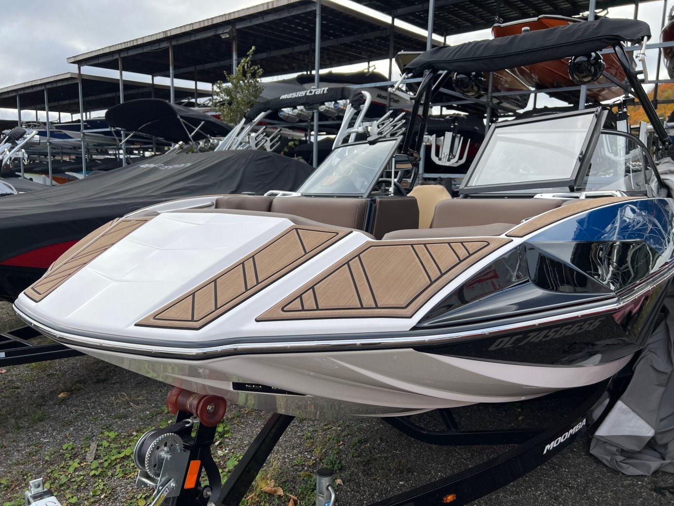 Bateau Moomba Kaiyen 2021 Bleu & Noir Moteur Indmar Raptor 6.2 avec 185 Heures Complètement Équipé pour le Wakesurf en Super Condition!