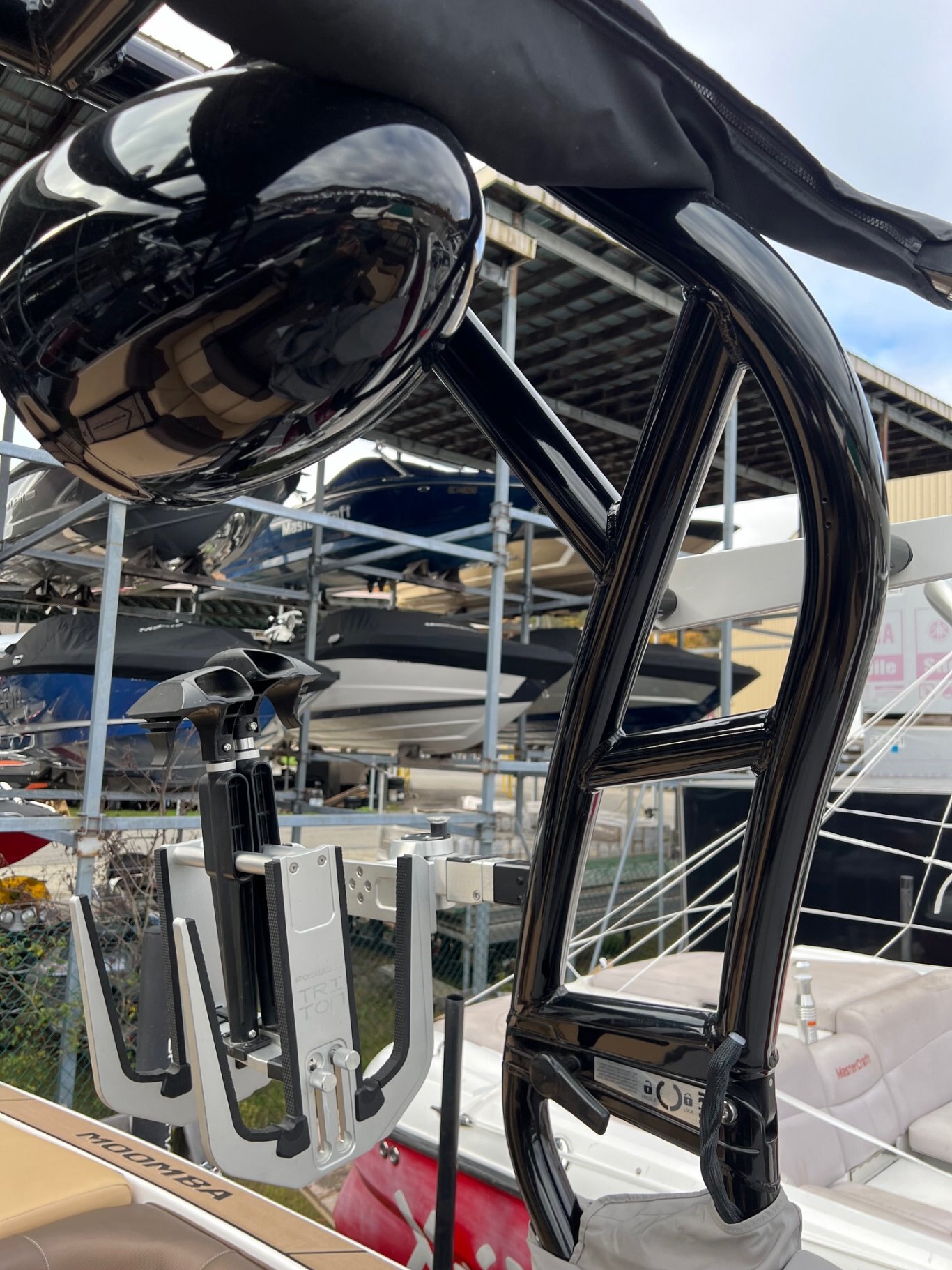 Bateau Moomba Kaiyen 2021 Bleu & Noir Moteur Indmar Raptor 6.2 avec 185 Heures Complètement Équipé pour le Wakesurf en Super Condition!