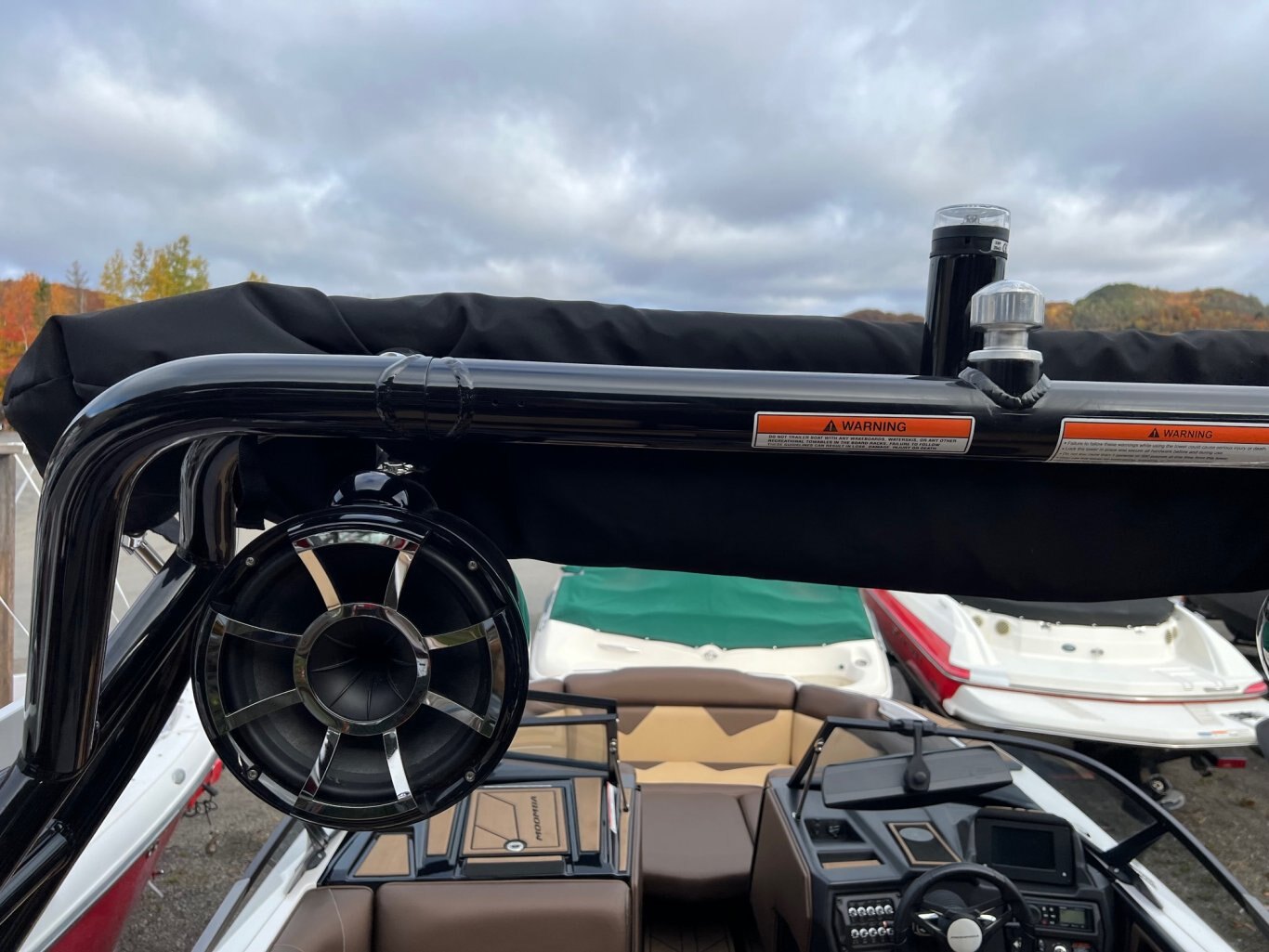 Bateau Moomba Kaiyen 2021 Bleu & Noir Moteur Indmar Raptor 6.2 avec 185 Heures Complètement Équipé pour le Wakesurf en Super Condition!