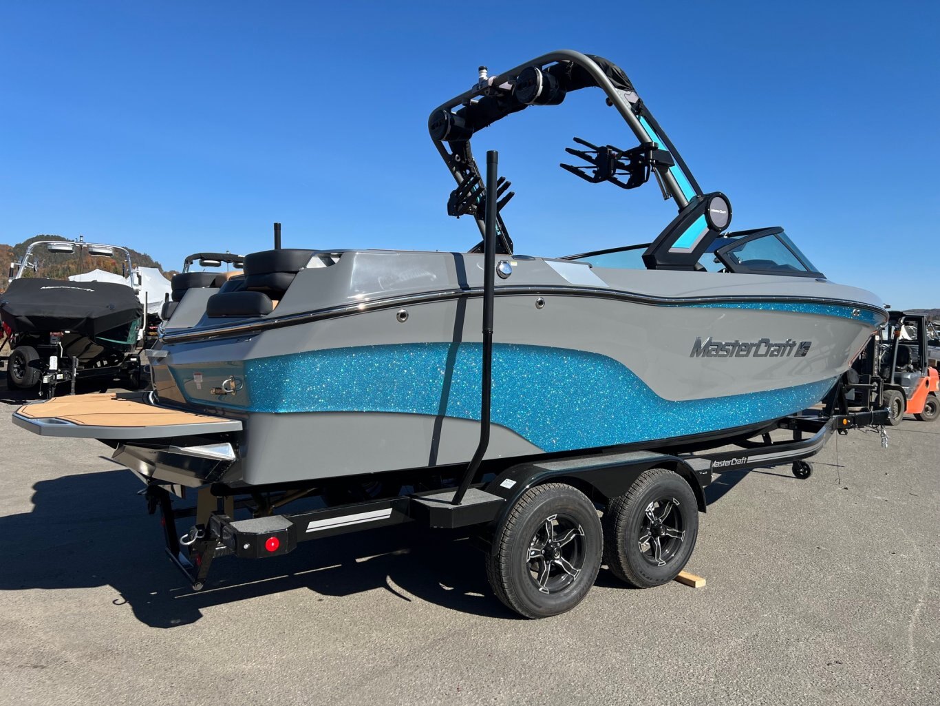 Bateau DÉMO Mastercraft 2024 XT23 Gris/Bleu sur Tan Moteur Ilmor 6.0l avec 30 heures Complètement Équipé pour le Wakesurf!