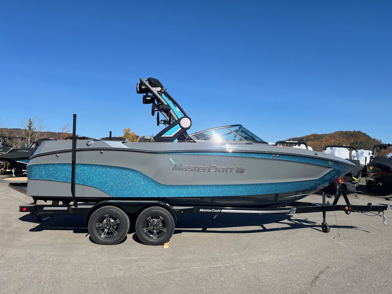 Bateau DÉMO Mastercraft 2024 XT23 Gris/Bleu sur Tan Moteur Ilmor 6.0l  avec 30 heures Complètement Équipé pour le Wakesurf!