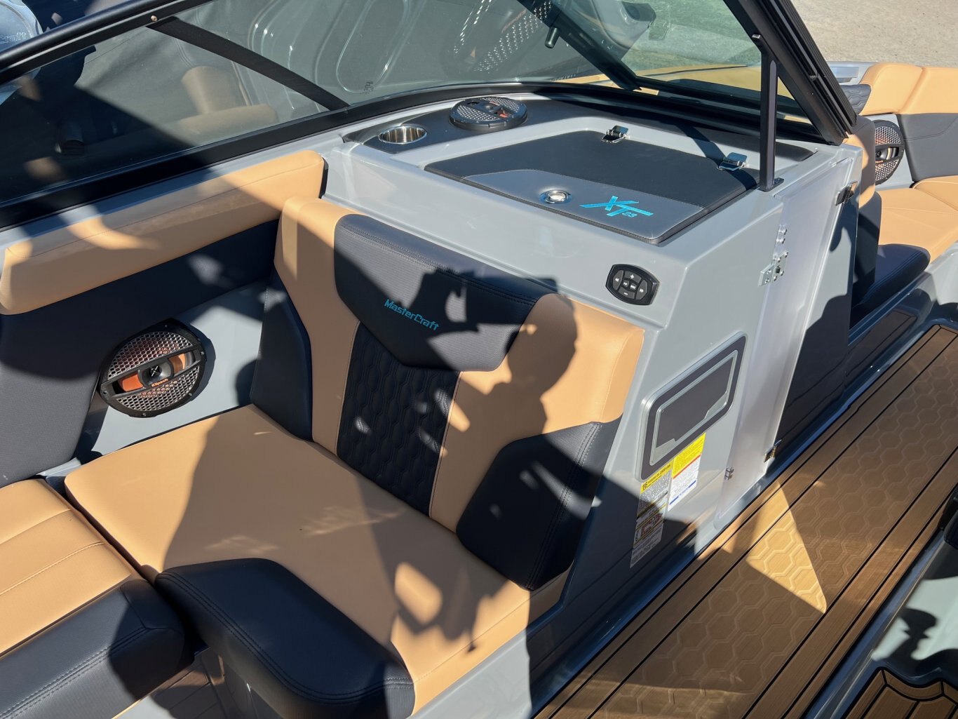 Bateau DÉMO Mastercraft 2024 XT23 Gris/Bleu sur Tan Moteur Ilmor 6.0l avec 30 heures Complètement Équipé pour le Wakesurf!