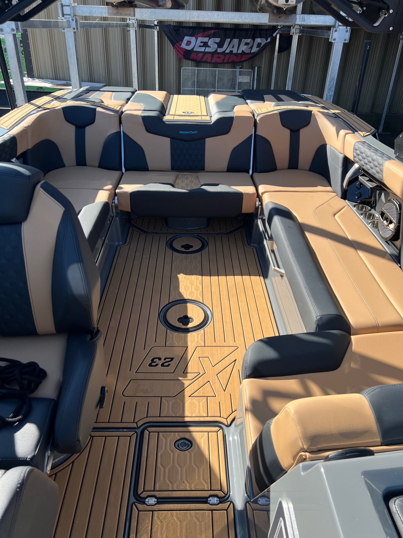 Bateau DÉMO Mastercraft 2024 XT23 Gris/Bleu sur Tan Moteur Ilmor 6.0l avec 30 heures Complètement Équipé pour le Wakesurf!