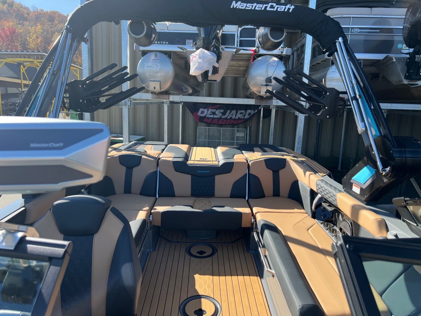 Bateau DÉMO Mastercraft 2024 XT23 Gris/Bleu sur Tan Moteur Ilmor 6.0l avec 30 heures Complètement Équipé pour le Wakesurf!