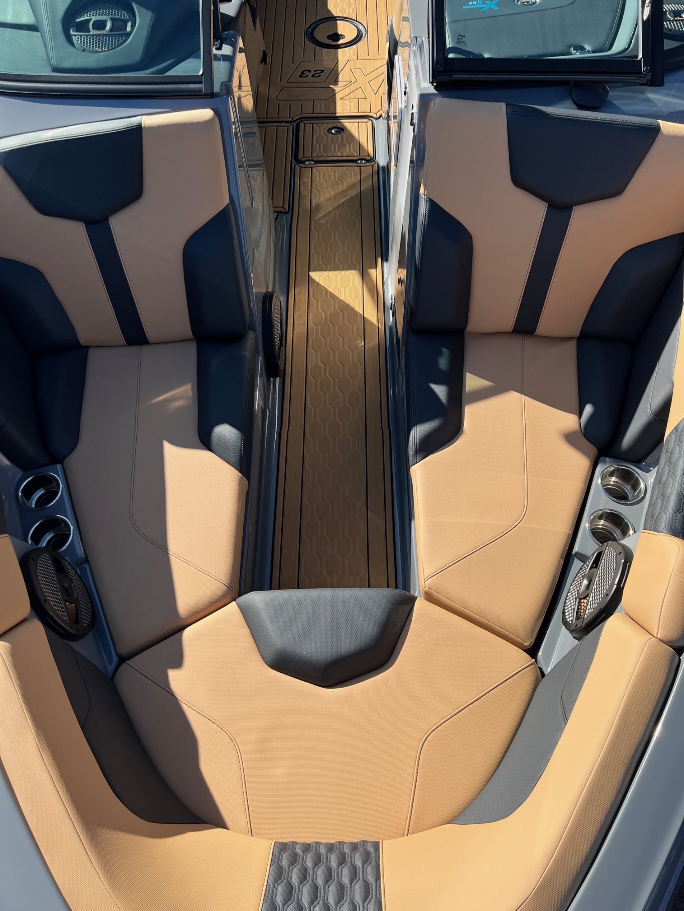 Bateau DÉMO Mastercraft 2024 XT23 Gris/Bleu sur Tan Moteur Ilmor 6.0l avec 30 heures Complètement Équipé pour le Wakesurf!