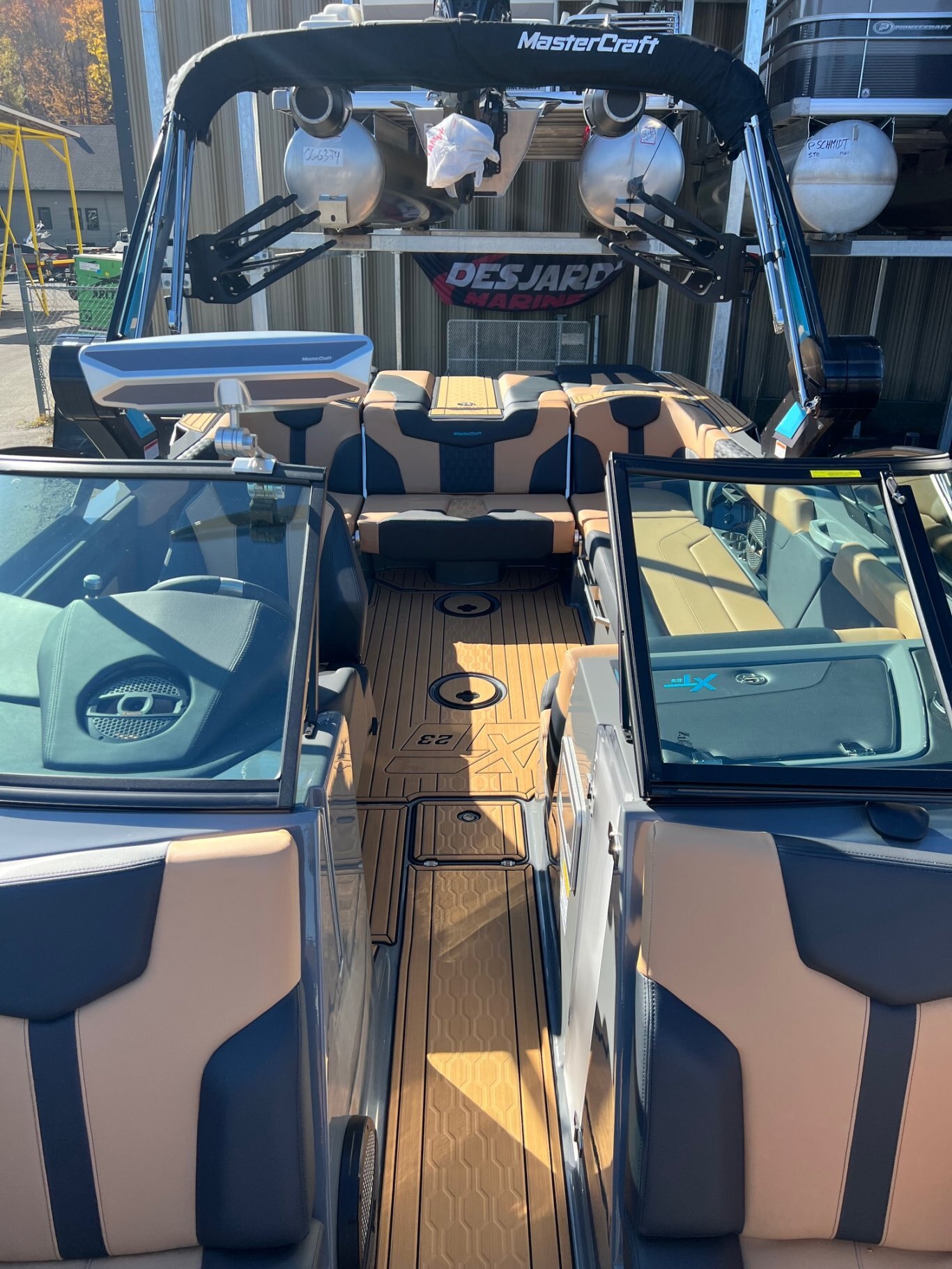 Bateau DÉMO Mastercraft 2024 XT23 Gris/Bleu sur Tan Moteur Ilmor 6.0l avec 30 heures Complètement Équipé pour le Wakesurf!