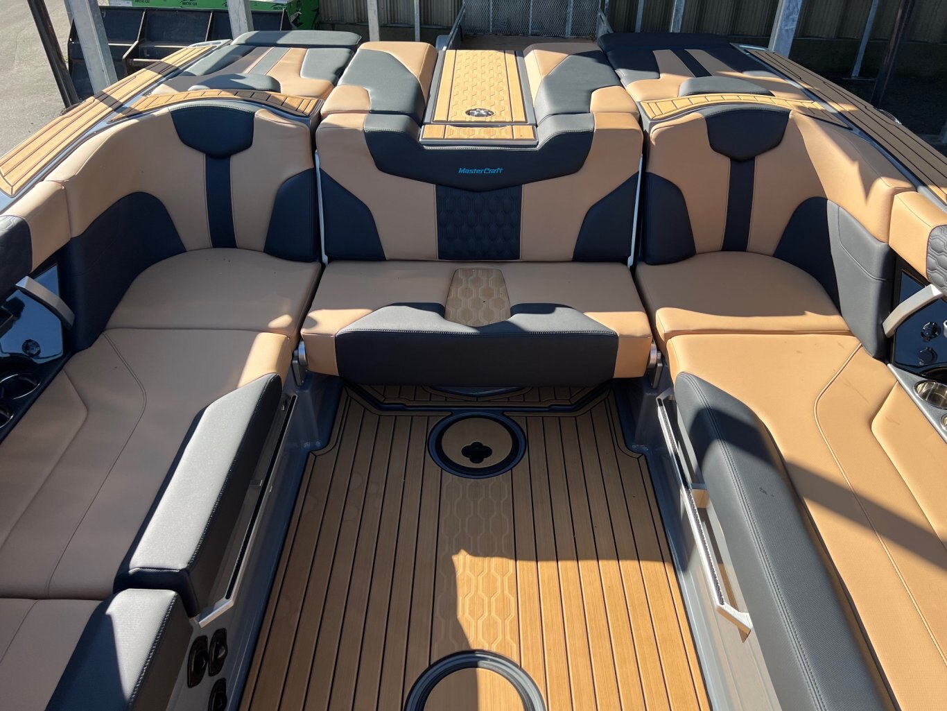 Bateau DÉMO Mastercraft 2024 XT23 Gris/Bleu sur Tan Moteur Ilmor 6.0l avec 30 heures Complètement Équipé pour le Wakesurf!