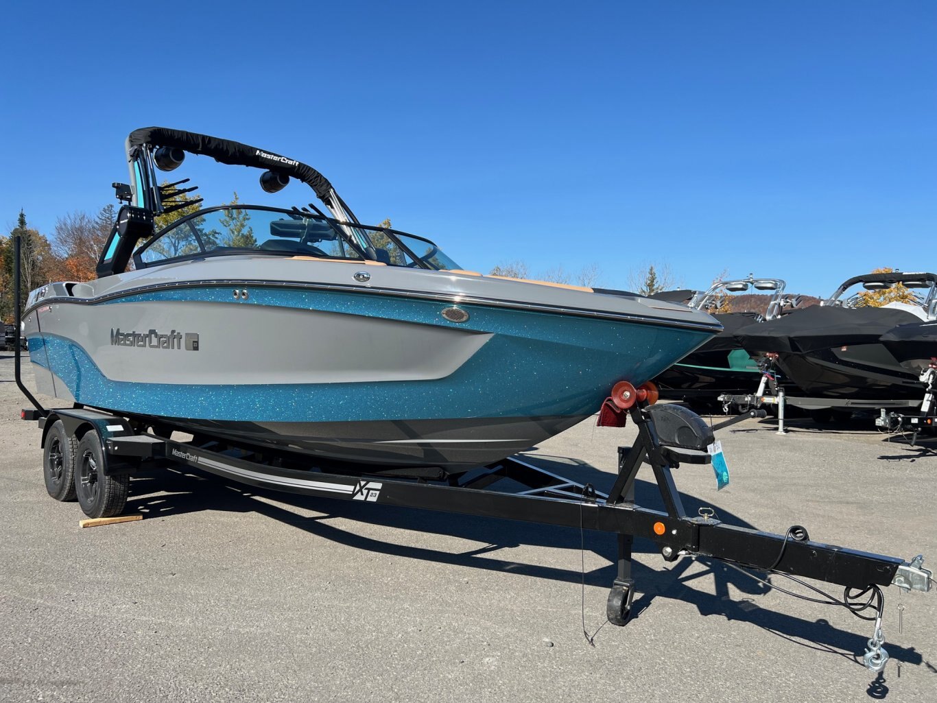 Bateau DÉMO Mastercraft 2024 XT23 Gris/Bleu sur Tan Moteur Ilmor 6.0l avec 30 heures Complètement Équipé pour le Wakesurf!