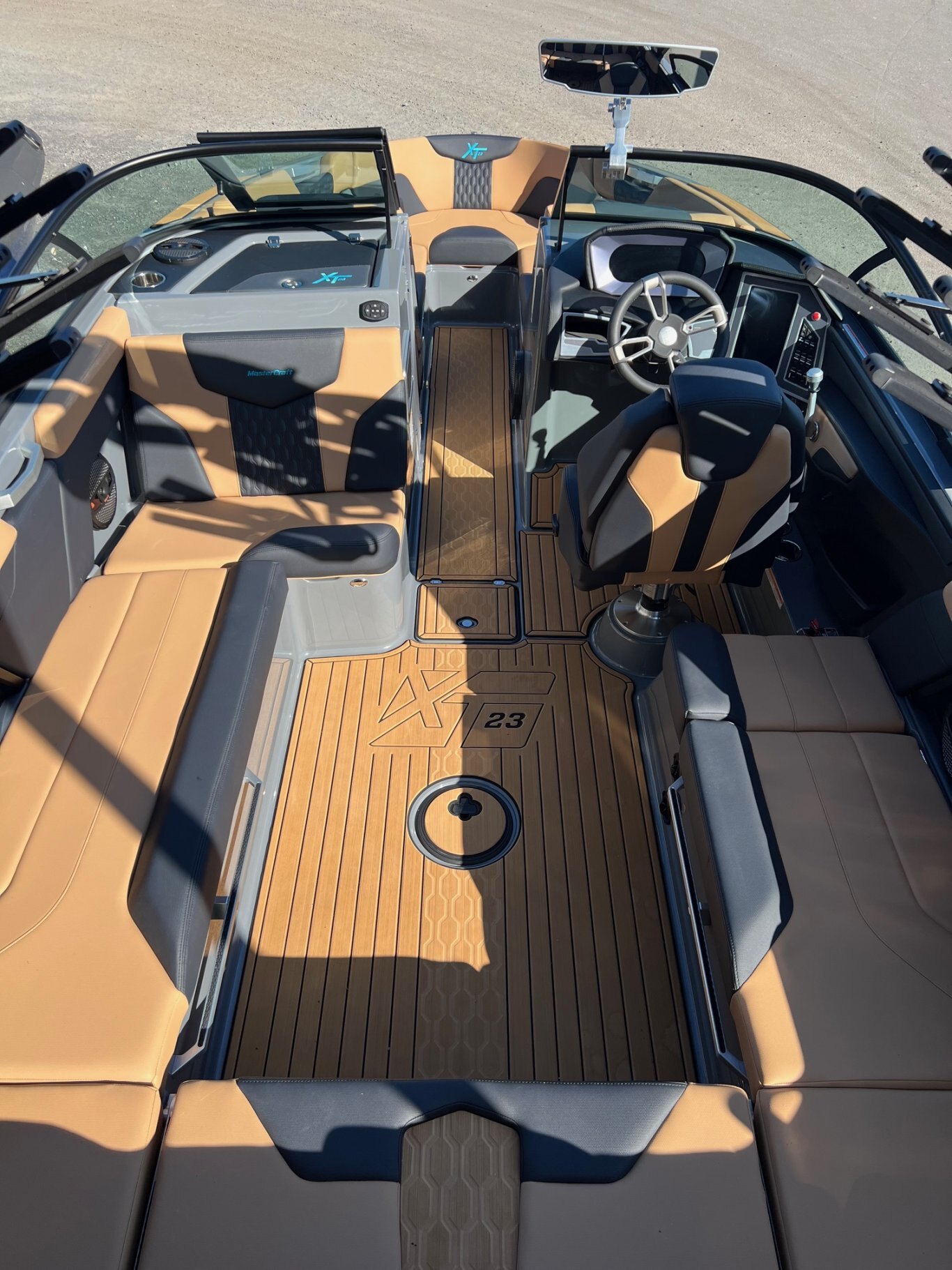 Bateau DÉMO Mastercraft 2024 XT23 Gris/Bleu sur Tan Moteur Ilmor 6.0l avec 30 heures Complètement Équipé pour le Wakesurf!