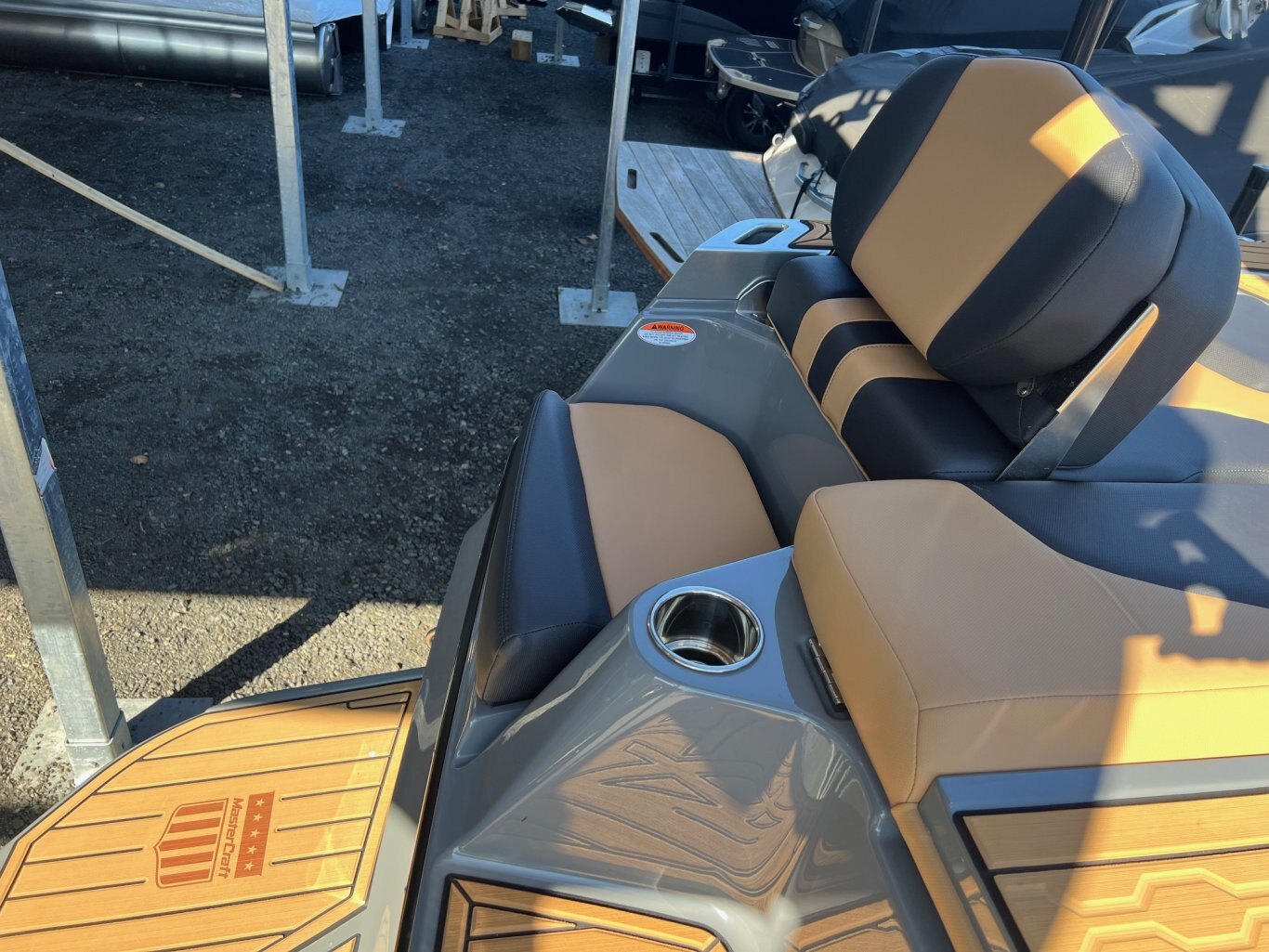 Bateau DÉMO Mastercraft 2024 XT23 Gris/Bleu sur Tan Moteur Ilmor 6.0l avec 30 heures Complètement Équipé pour le Wakesurf!