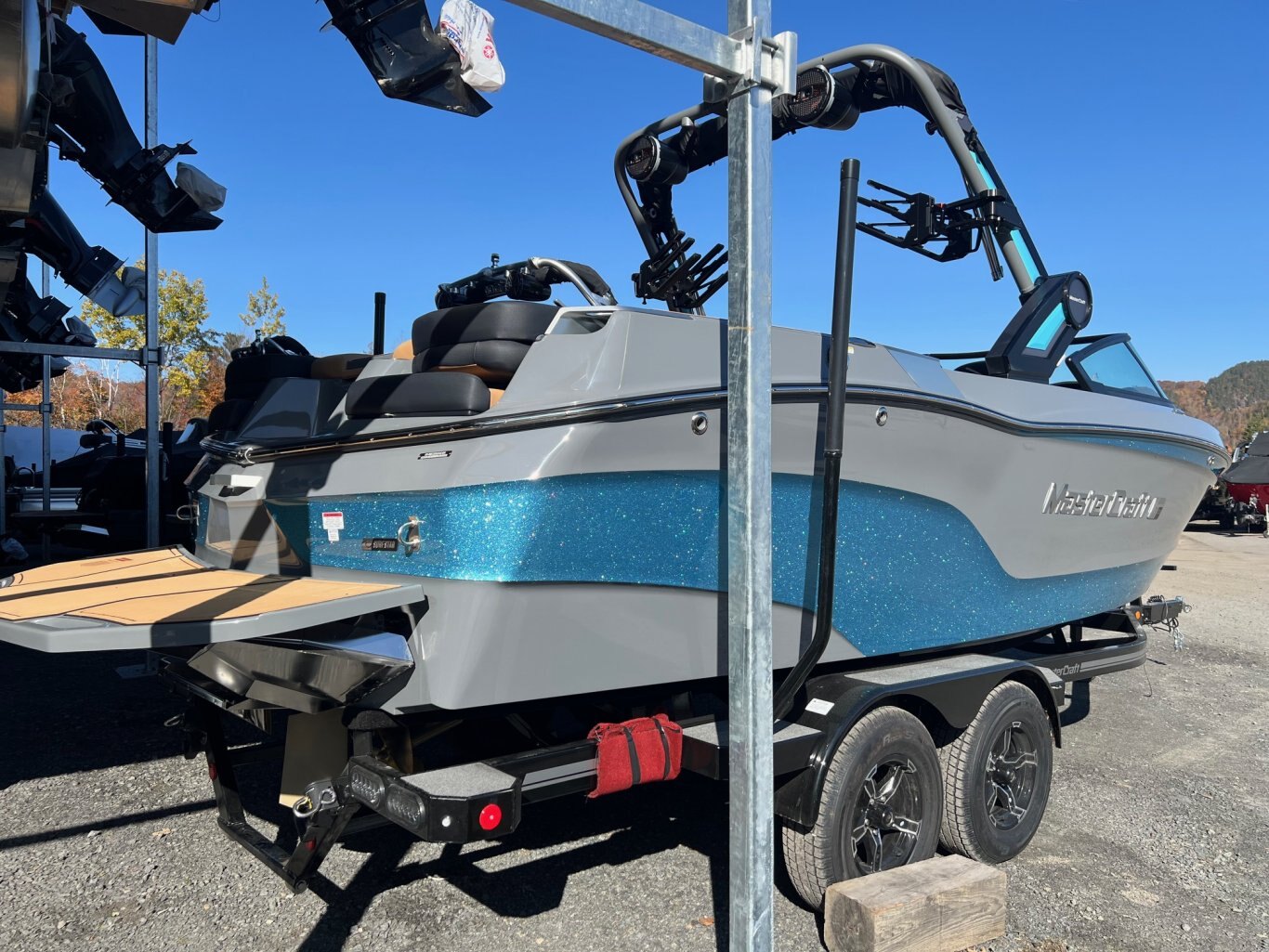 Bateau DÉMO Mastercraft 2024 XT23 Gris/Bleu sur Tan Moteur Ilmor 6.0l avec 30 heures Complètement Équipé pour le Wakesurf!