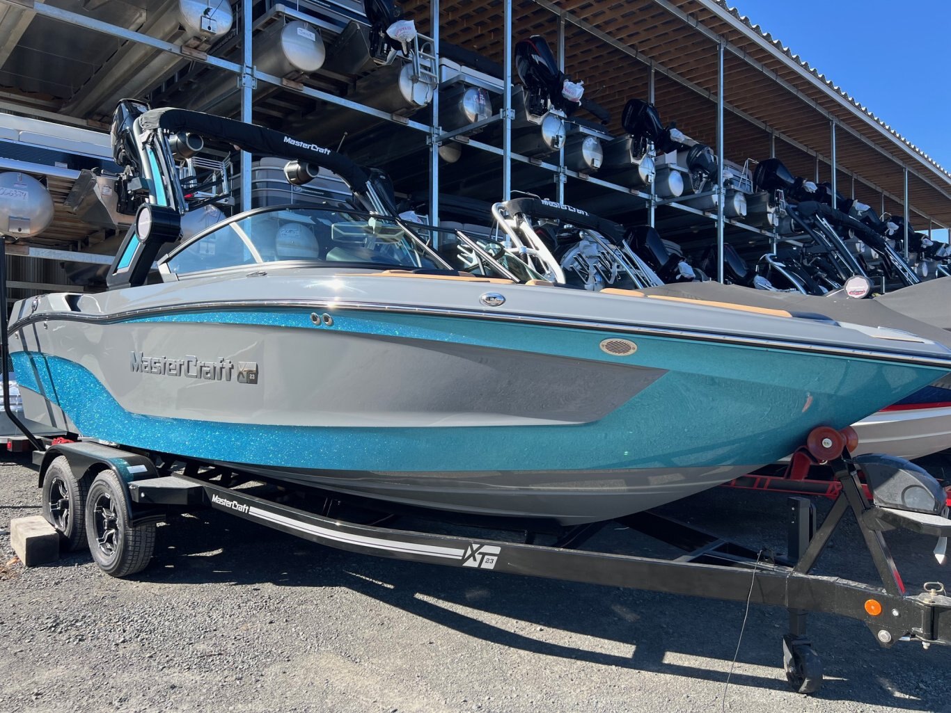 Bateau DÉMO Mastercraft 2024 XT23 Gris/Bleu sur Tan Moteur Ilmor 6.0l avec 30 heures Complètement Équipé pour le Wakesurf!