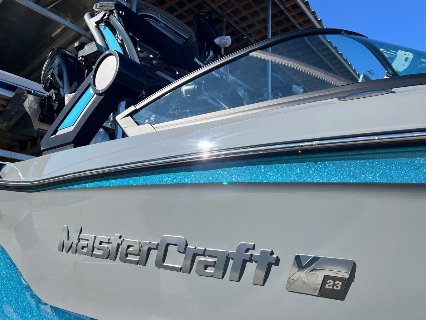 Bateau DÉMO Mastercraft 2024 XT23 Gris/Bleu sur Tan Moteur Ilmor 6.0l avec 30 heures Complètement Équipé pour le Wakesurf!