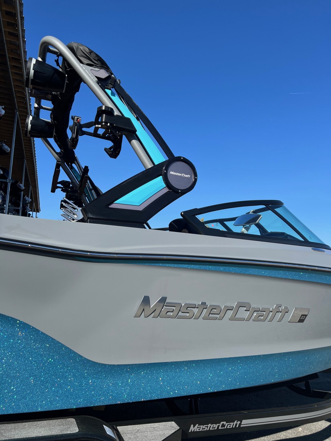 Bateau DÉMO Mastercraft 2024 XT23 Gris/Bleu sur Tan Moteur Ilmor 6.0l avec 30 heures Complètement Équipé pour le Wakesurf!