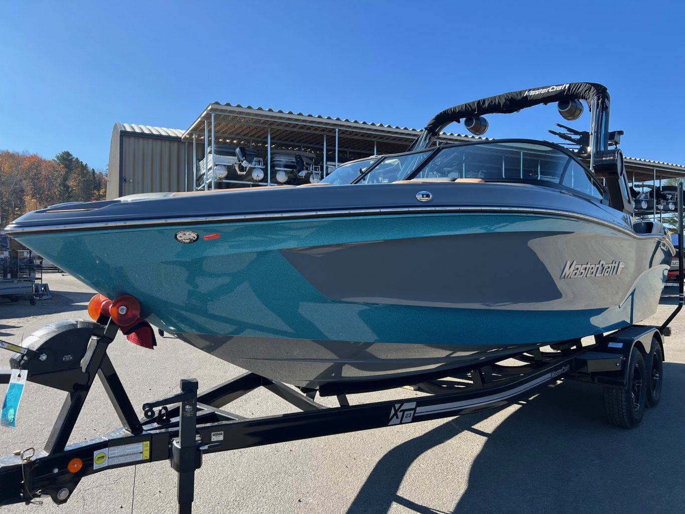 Bateau DÉMO Mastercraft 2024 XT23 Gris/Bleu sur Tan Moteur Ilmor 6.0l avec 30 heures Complètement Équipé pour le Wakesurf!