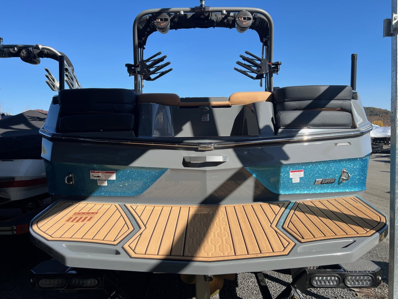 Bateau DÉMO Mastercraft 2024 XT23 Gris/Bleu sur Tan Moteur Ilmor 6.0l avec 30 heures Complètement Équipé pour le Wakesurf!