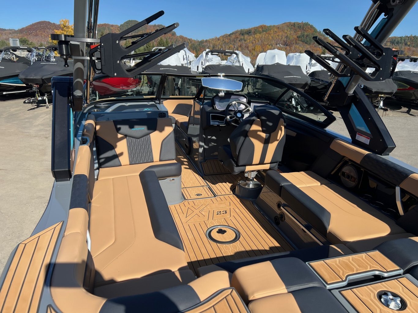 Bateau DÉMO Mastercraft 2024 XT23 Gris/Bleu sur Tan Moteur Ilmor 6.0l avec 30 heures Complètement Équipé pour le Wakesurf!