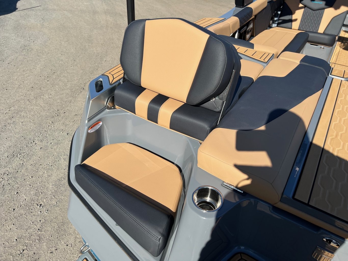 Bateau DÉMO Mastercraft 2024 XT23 Gris/Bleu sur Tan Moteur Ilmor 6.0l avec 30 heures Complètement Équipé pour le Wakesurf!