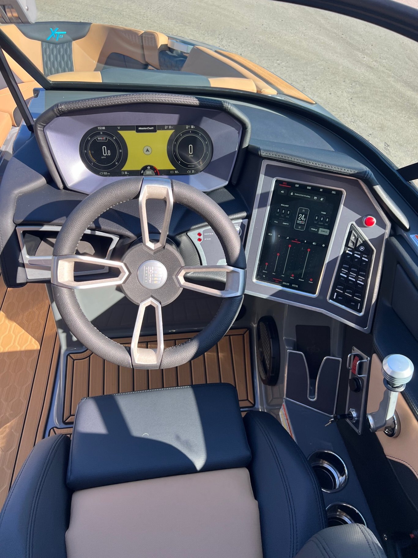 Bateau DÉMO Mastercraft 2024 XT23 Gris/Bleu sur Tan Moteur Ilmor 6.0l avec 30 heures Complètement Équipé pour le Wakesurf!