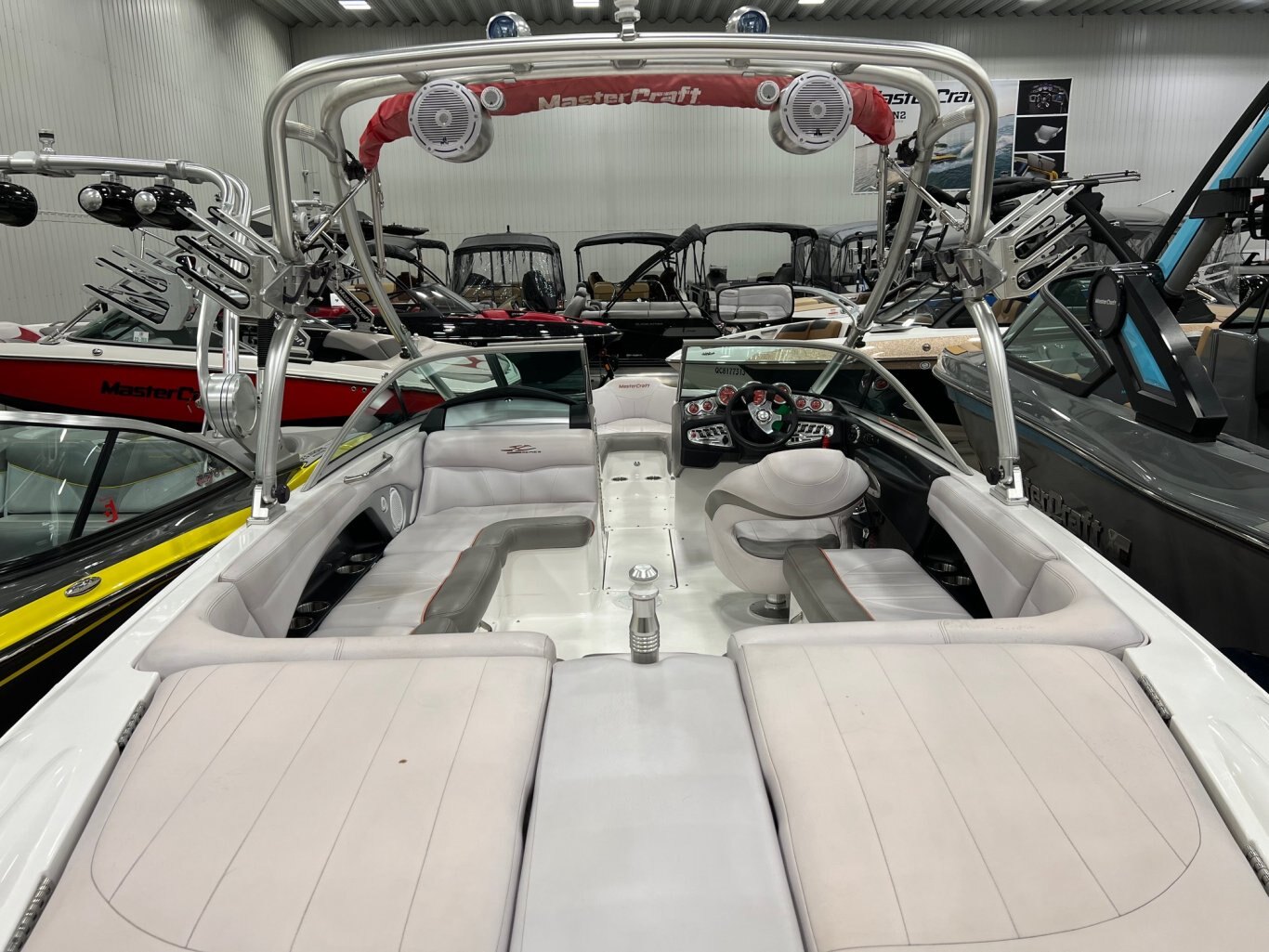 Bateau Mastercraft X30 2006 Rouge & Blanc Moteur Indmar MCX 350hp avec 383 heures Vient avec remorque Mastercraft d'Origine