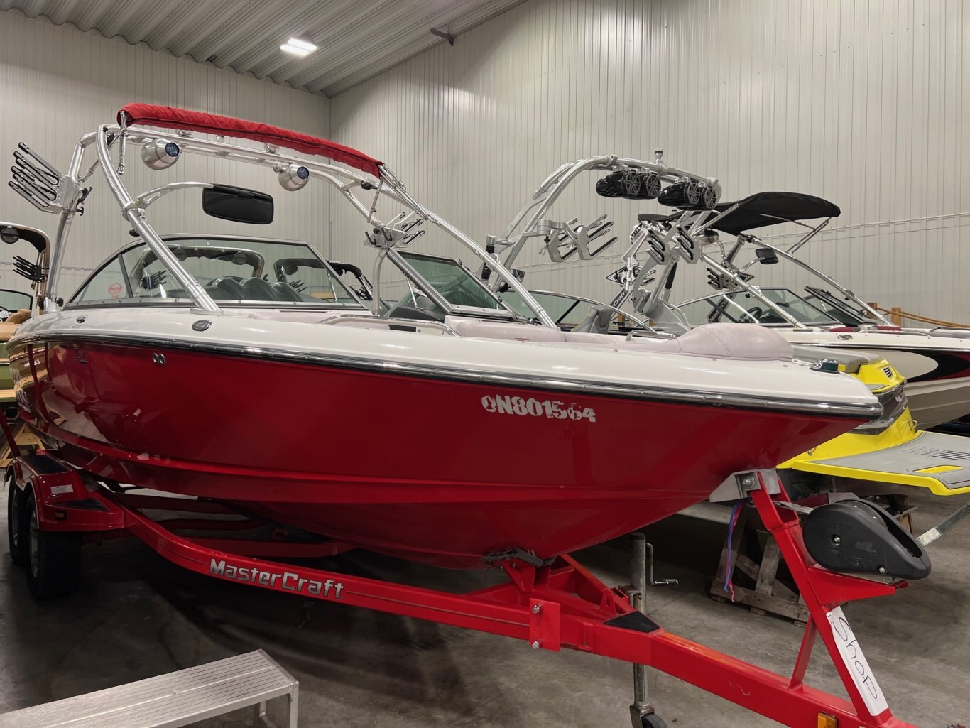 Bateau Mastercraft X30 2006 Rouge & Blanc Moteur Indmar MCX 350hp avec 383 heures Vient avec remorque Mastercraft d'Origine