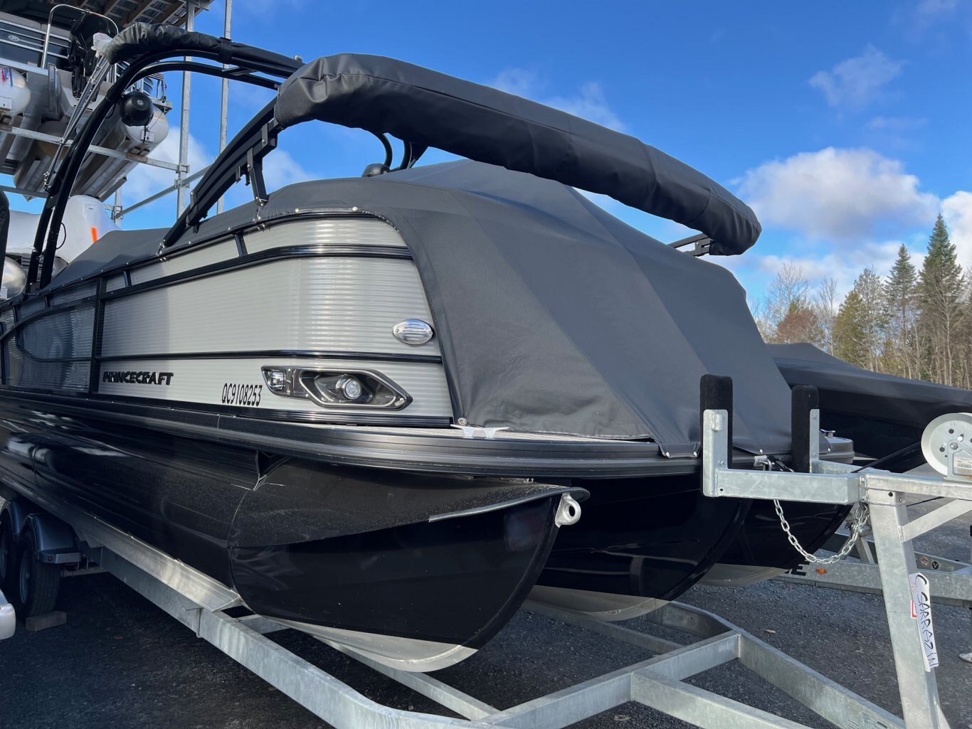 Ponton Princecraft Quorum 25 RL Gris & Noir Moteur Mercury 200hp, vient avec Tour de Wake, Toit Campeur et Toile d'Amarrage.