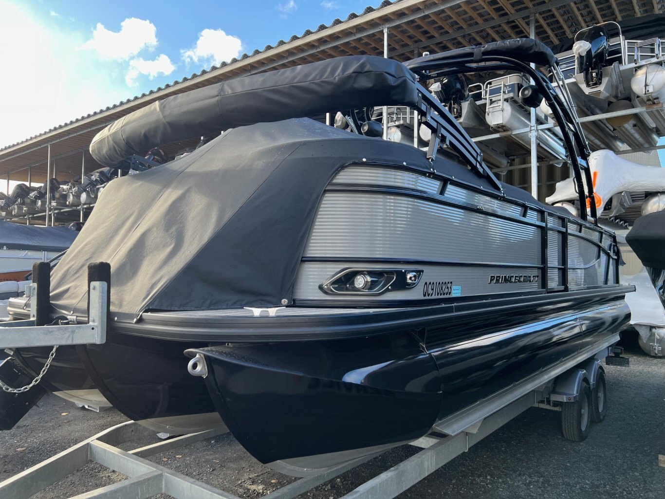 Ponton Princecraft Quorum 25 RL Gris & Noir Moteur Mercury 200hp, vient avec Tour de Wake, Toit Campeur et Toile d'Amarrage.