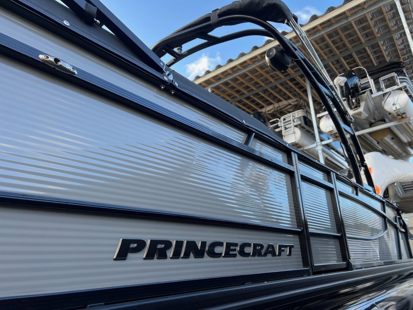 Ponton Princecraft Quorum 25 RL Gris & Noir Moteur Mercury 200hp, vient avec Tour de Wake, Toit Campeur et Toile d'Amarrage.