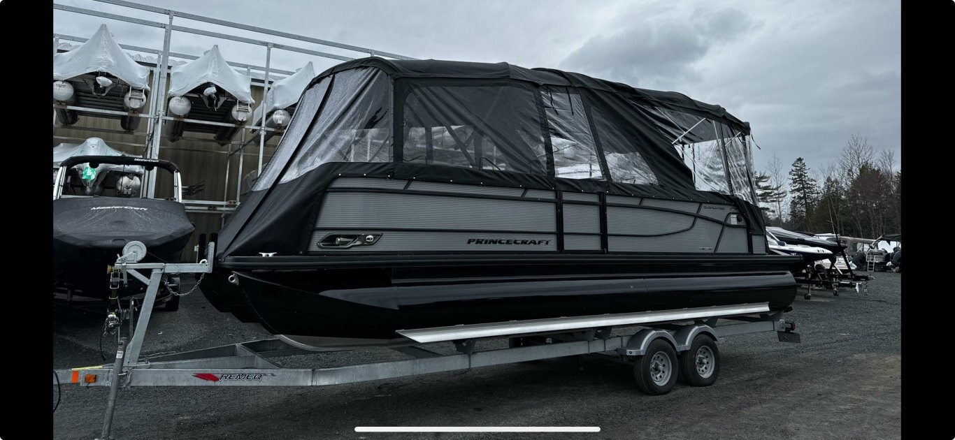 Ponton Princecraft Quorum 25 RL Gris & Noir Moteur Mercury 200hp, vient avec Tour de Wake, Toit Campeur et Toile d'Amarrage.