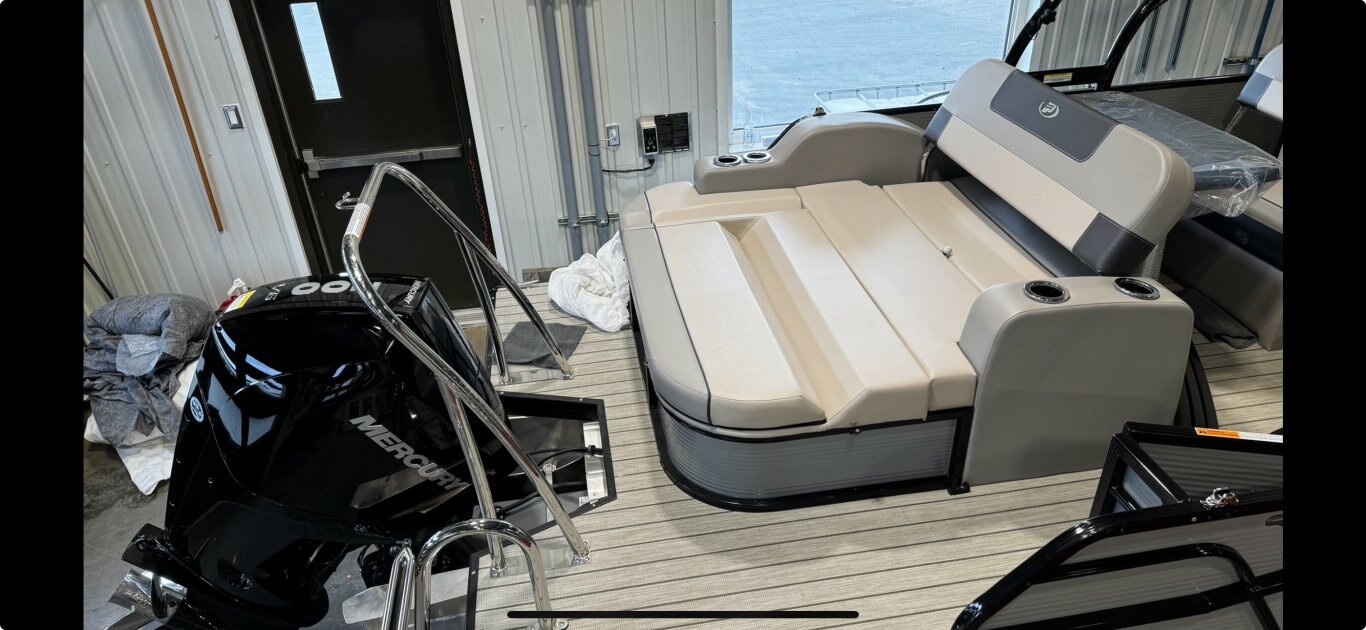 Ponton Princecraft Quorum 25 RL Gris & Noir Moteur Mercury 200hp, vient avec Tour de Wake, Toit Campeur et Toile d'Amarrage.