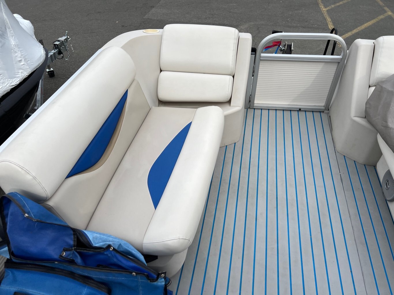 Ponton Princecraft Vision 19L 2010 avec Moteur Mercury 25Hp vient avec Toile d'Amarrage, Toit Demi Campeur, Système de Sons et Table.