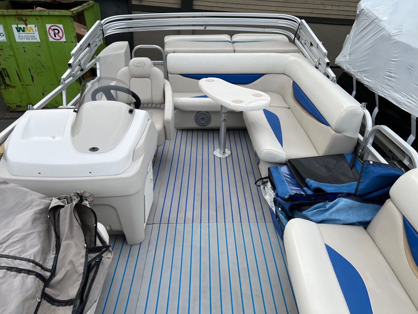 Ponton Princecraft Vision 19L 2010 avec Moteur Mercury 25Hp vient avec Toile d'Amarrage, Toit Demi Campeur, Système de Sons et Table.