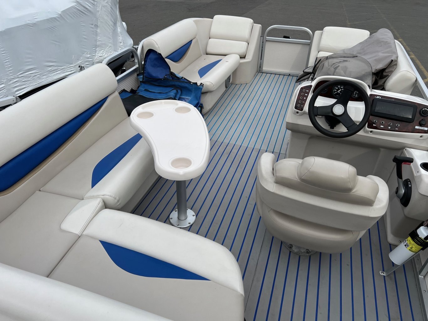 Ponton Princecraft Vision 19L 2010 avec Moteur Mercury 25Hp vient avec Toile d'Amarrage, Toit Demi Campeur, Système de Sons et Table.