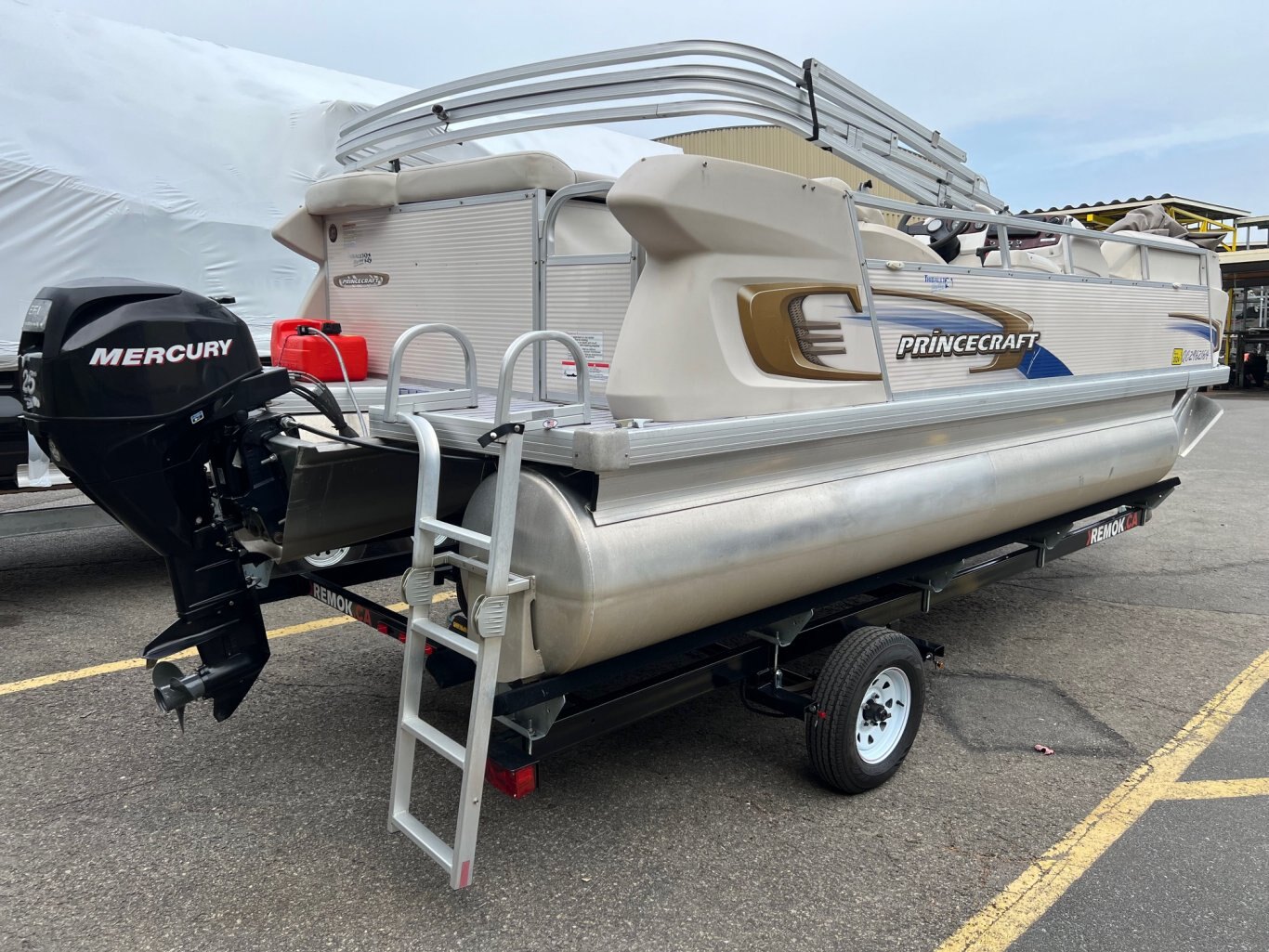 Ponton Princecraft Vision 19L 2010 avec Moteur Mercury 25Hp vient avec Toile d'Amarrage, Toit Demi Campeur, Système de Sons et Table.