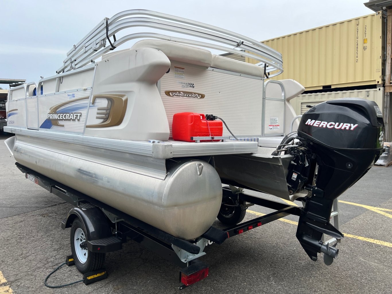 Ponton Princecraft Vision 19L 2010 avec Moteur Mercury 25Hp vient avec Toile d'Amarrage, Toit Demi Campeur, Système de Sons et Table.