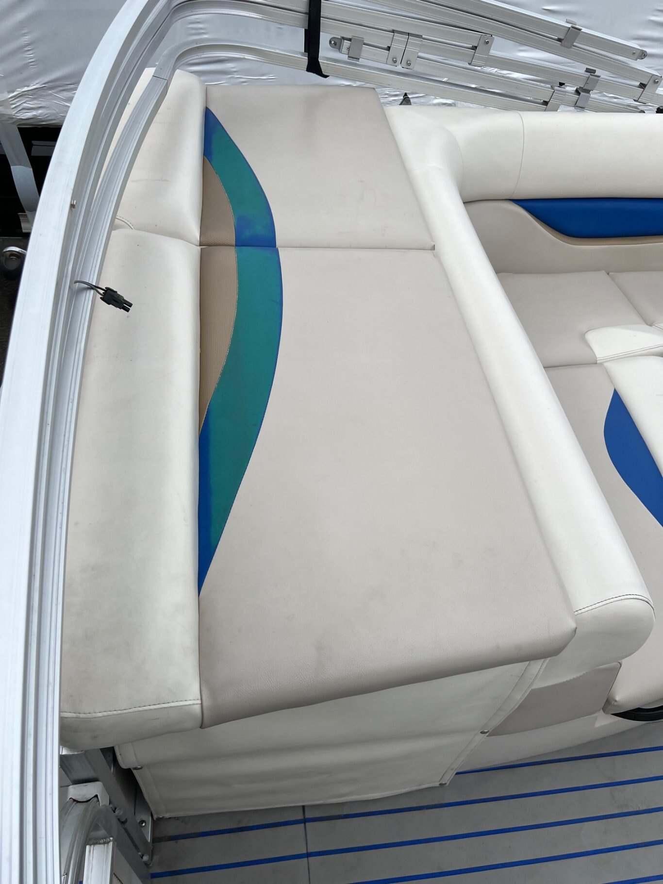 Ponton Princecraft Vision 19L 2010 avec Moteur Mercury 25Hp vient avec Toile d'Amarrage, Toit Demi Campeur, Système de Sons et Table.