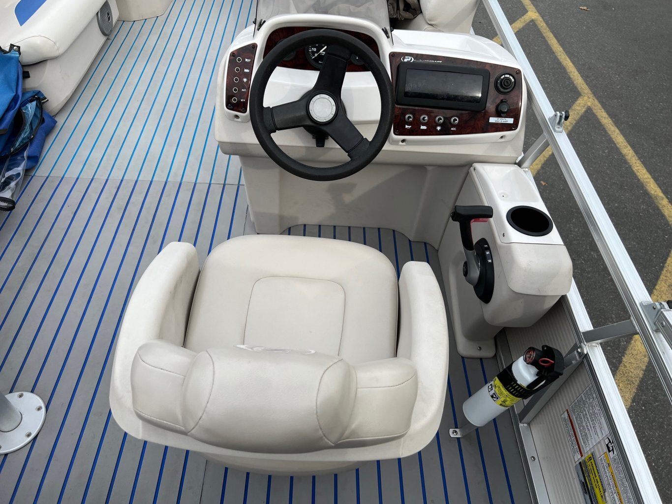 Ponton Princecraft Vision 19L 2010 avec Moteur Mercury 25Hp vient avec Toile d'Amarrage, Toit Demi Campeur, Système de Sons et Table.