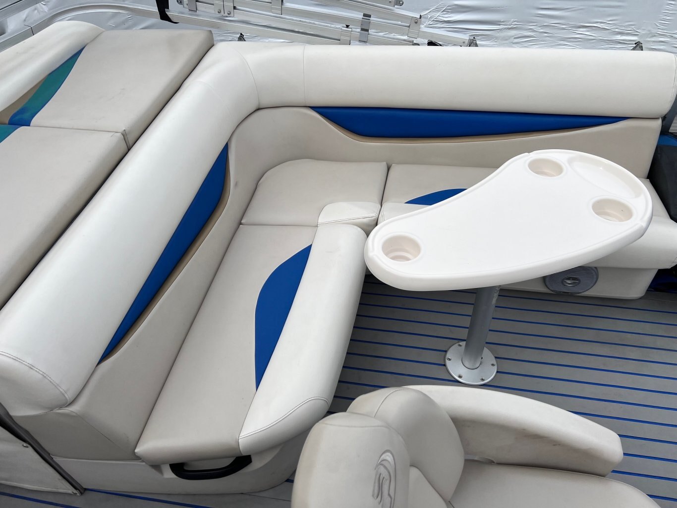 Ponton Princecraft Vision 19L 2010 avec Moteur Mercury 25Hp vient avec Toile d'Amarrage, Toit Demi Campeur, Système de Sons et Table.