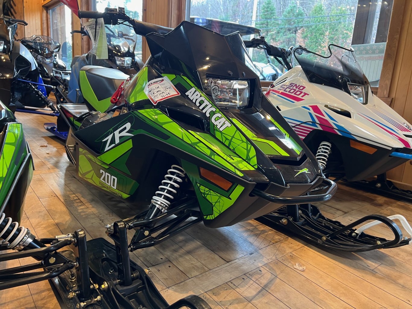 Motoneige Enfants/Ados 8 15 ans Arctic Cat ZR 200 Noir & Vert 2025 Neuf parfait pour un cadeau des fêtes