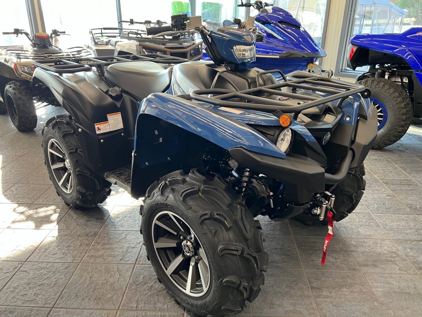 VTT Yamaha Grizzly 700 EPS SE 2025 Bleu et Noir vient avec le treuil et les jantes en alliage 2 tons en plus de l'attache remoque