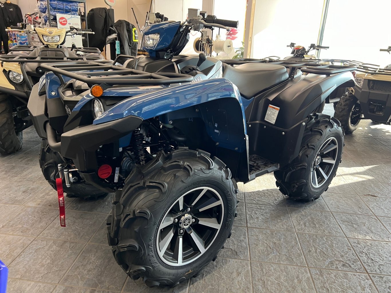 VTT Yamaha Grizzly 700 EPS SE 2025 Bleu et Noir vient avec le treuil et les jantes en alliage 2 tons en plus de l'attache remoque