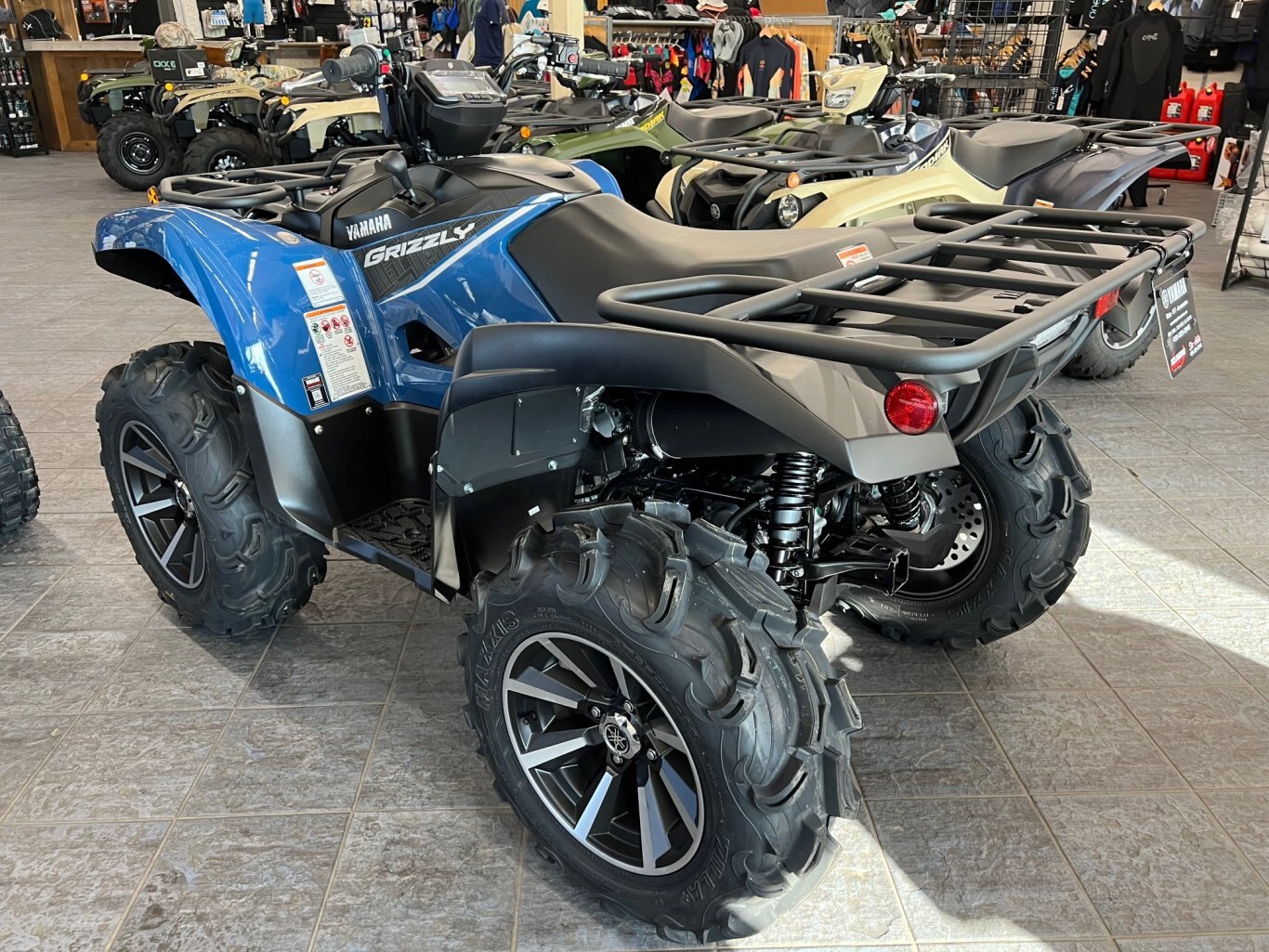 VTT Yamaha Grizzly 700 EPS SE 2025 Bleu et Noir vient avec le treuil et les jantes en alliage 2 tons en plus de l'attache remoque