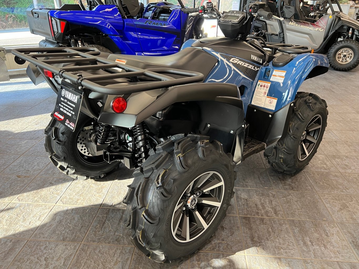 VTT Yamaha Grizzly 700 EPS SE 2025 Bleu et Noir vient avec le treuil et les jantes en alliage 2 tons en plus de l'attache remoque