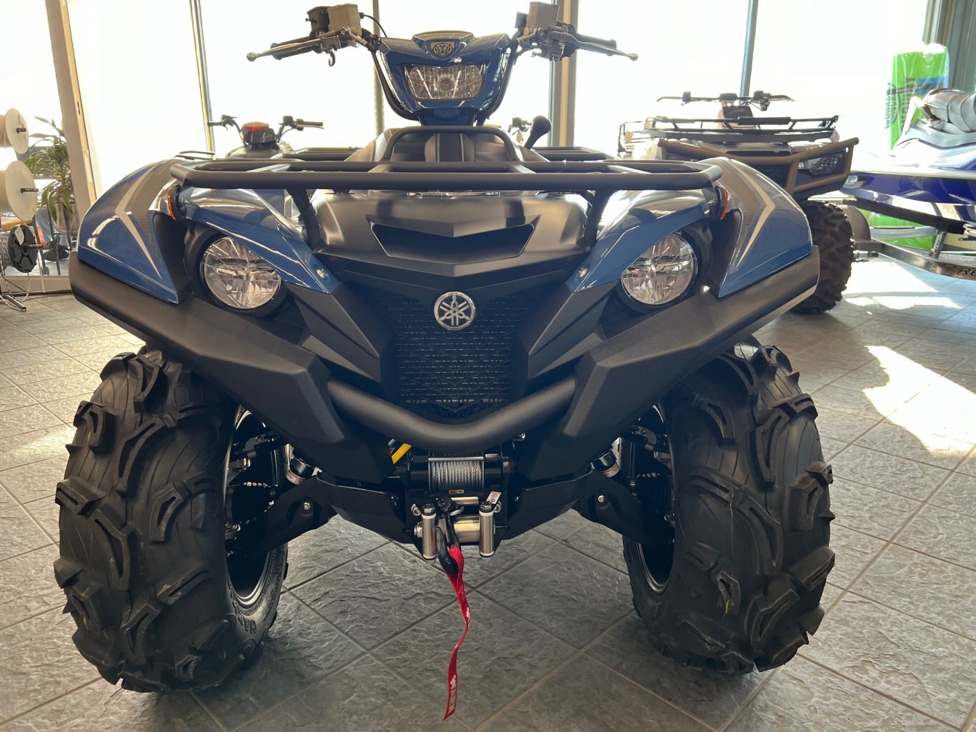 VTT Yamaha Grizzly 700 EPS SE 2025 Bleu et Noir vient avec le treuil et les jantes en alliage 2 tons en plus de l'attache remoque