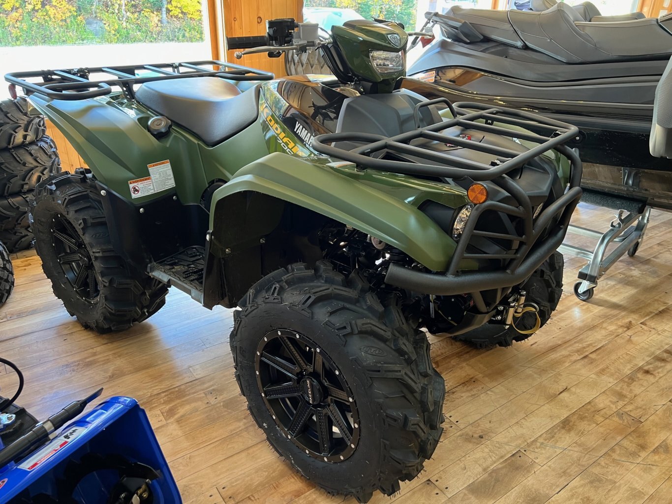 VTT Yamaha Kodiak 700 EPS 2024 Vert avec ajout du Treuil, Pare-Chocs Avant & Arrière et Jantes Noir avec pneus agressifs.