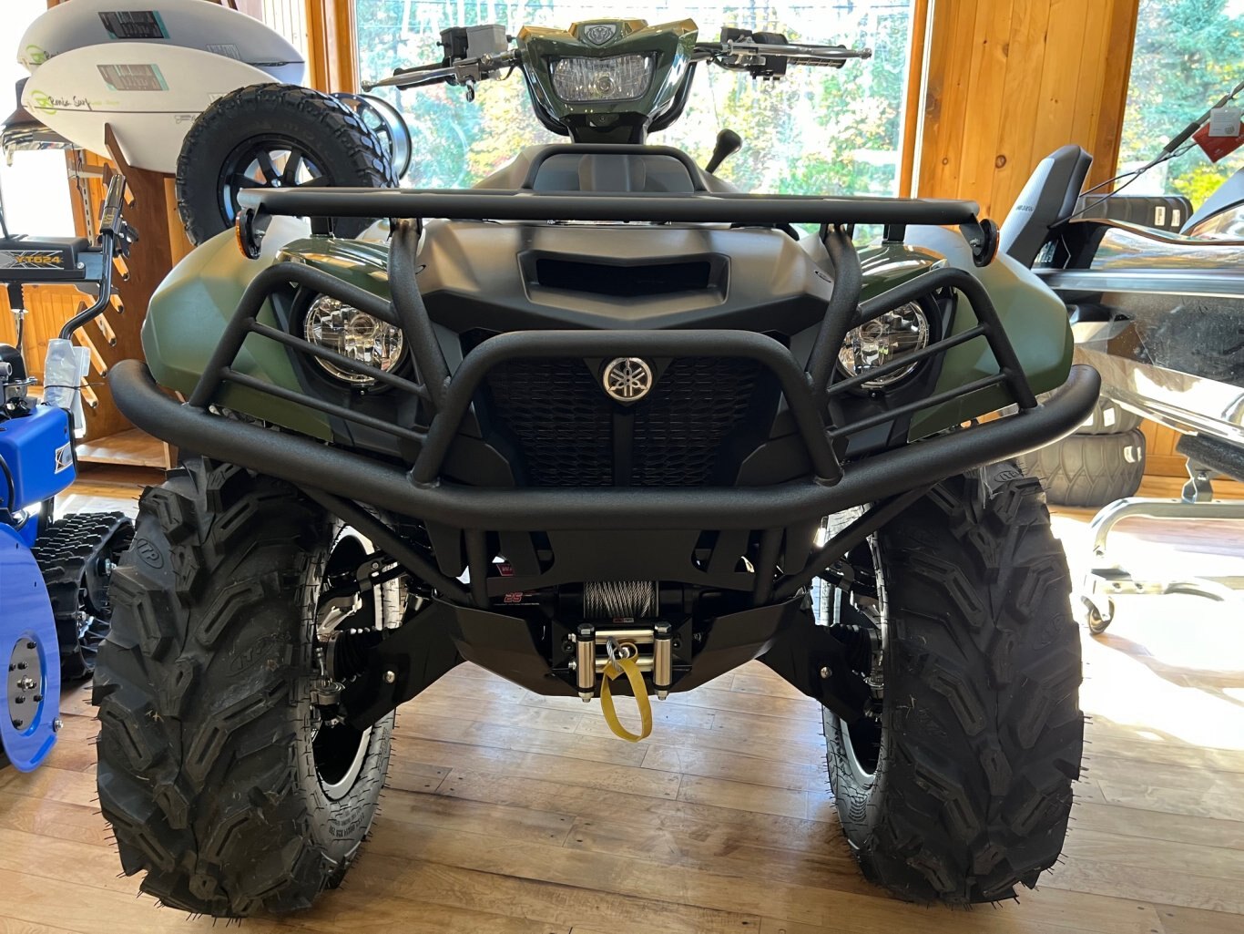 VTT Yamaha Kodiak 700 EPS 2024 Vert avec ajout du Treuil, Pare Chocs Avant & Arrière et Jantes Noir avec pneus agressifs.