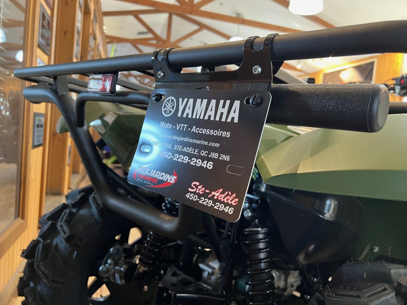 VTT Yamaha Kodiak 700 EPS 2024 Vert avec ajout du Treuil, Pare Chocs Avant & Arrière et Jantes Noir avec pneus agressifs.